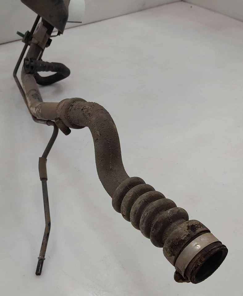 Toyota Prius V 2012-2017 montaje de cuello de llenado de combustible tubo de llenado OEM 7720147161 Foto 3 de 4