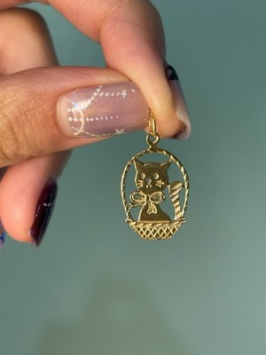 Massive 14k Gelbgold Schleife tragende Katze im Korb Charm/Anhänger