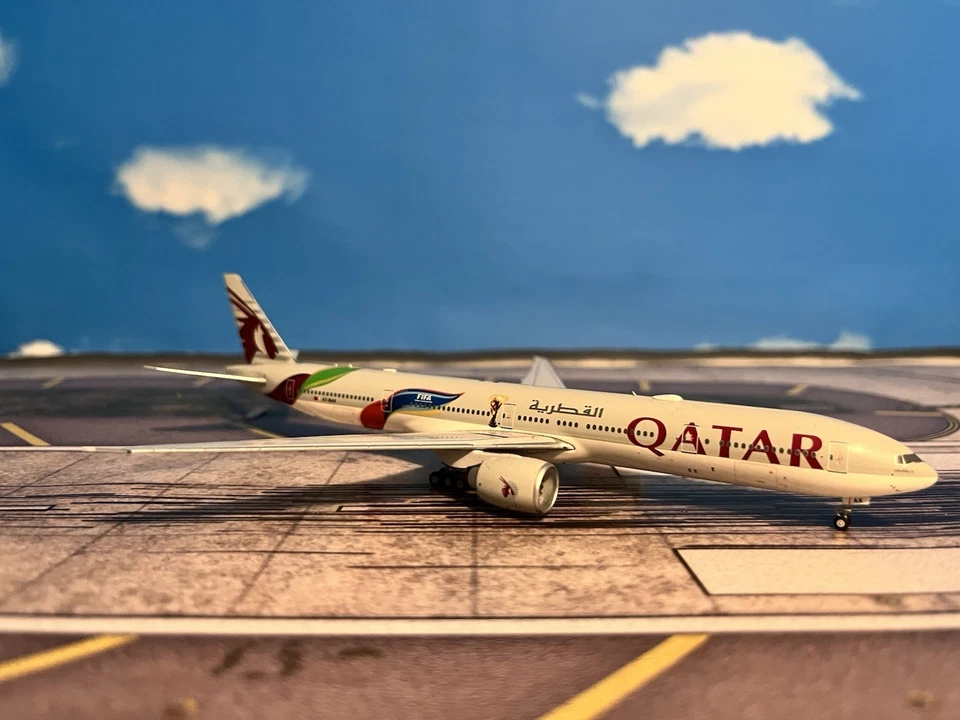 Qatar Airways FIFA Boeing 777-300ER 1/400 NG Model 73029 777 A7-BAX Doha - Image 4 of 4