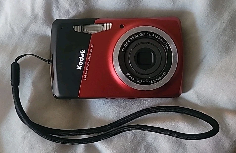 Kodak Easy Share M531 Camera + 4GB SD Card + Charging Cord + Hard Case - 14MP - Image 3 of 4