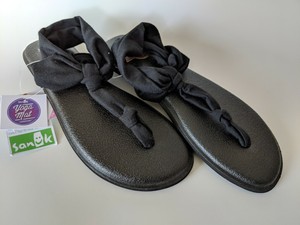 sanuk black flip flops womens