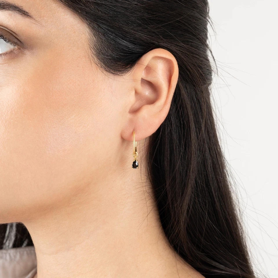 Pendientes de aro de ónix de oro de 14k, pendientes de aro Huggie de piedras preciosas de ónix negro para mujer Foto 3 de 4