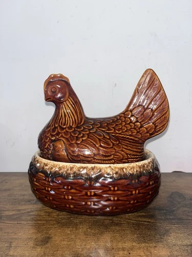 Wonderful Hull Pottery USA Chicken Hen on Nest Casserole Bake & Serve Dish