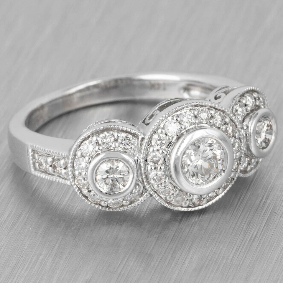 Anillo de oro blanco de 14k con halo de diamantes 0,75 ctw tamaño 4,25 de Gabriel & Co. Foto 3 de 4