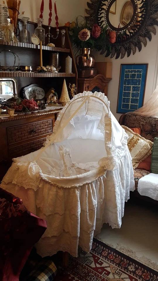 Culla con struttura in vimini e  rivestimento in pizzo, con rotelline in ferro - Immagine 4 di 4