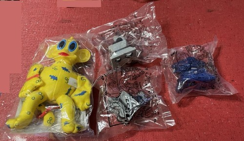 Lost in Space 1998 Lot: Future Smith, Major West, McDonald's toys & LS Button - Picture 4 of 4