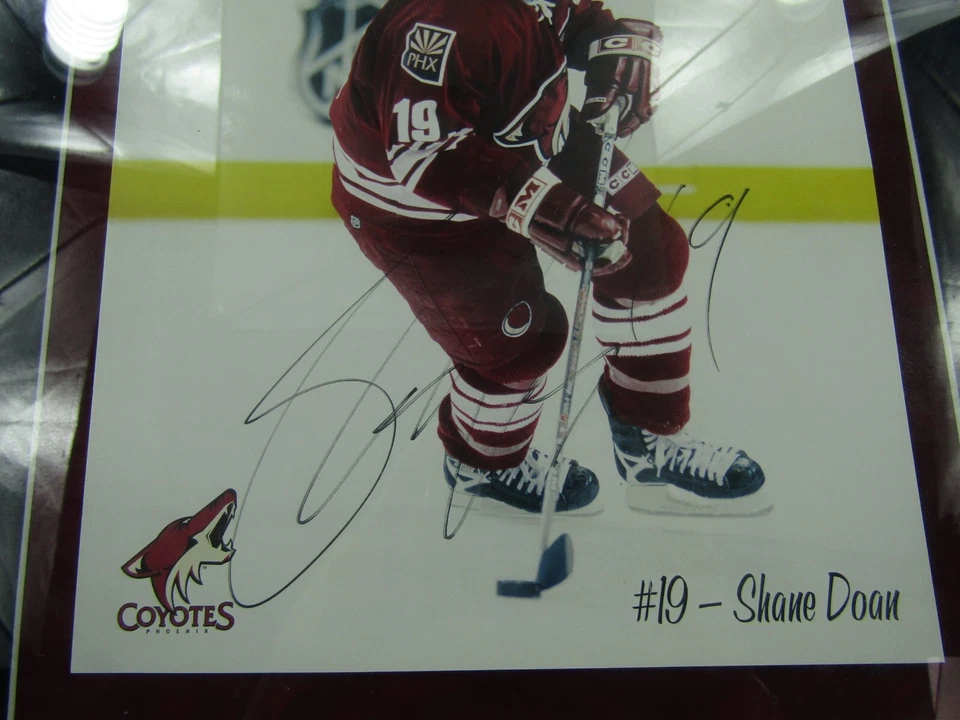 VTG Phoenix Coyotes Shane Doan #19 NHL Hockey Autographed Display & Puck Mancave - Image 3 of 4