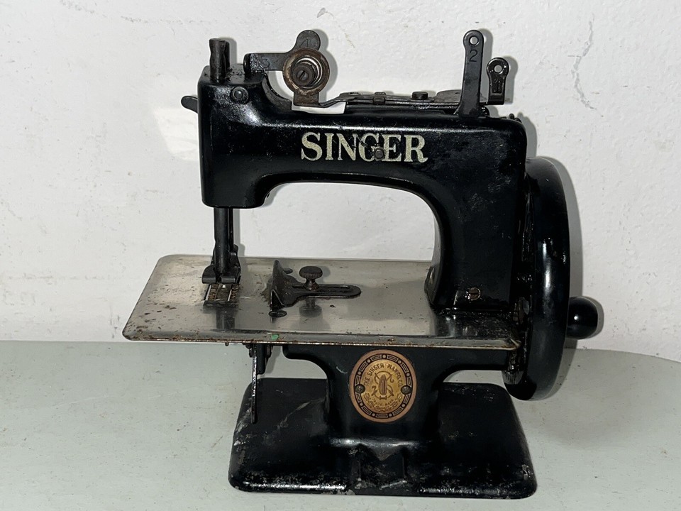 Antique Singer Sewing Machine Child Mini Black Metal Vintage Hand Crank