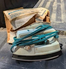 Proctor Silex Steam Iron 11300 Vintage Home Tool Green Cord Lightweight 