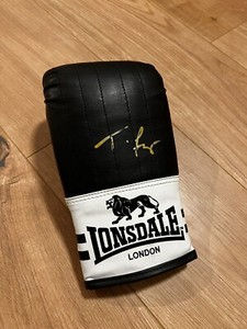 Gant De Boxe Tyson Fury Signé à La Main - Coffret Avec Certificat Et Photo