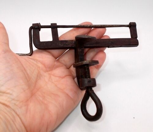 Antique Hand Forged Iron Bench Winder Yarn String Wool Wire Tool Folkart 5 in - Foto 1 di 10