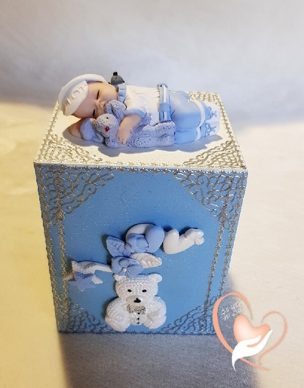 Tirelire bébé fimo garçon bleu : évitez les jouets fragiles avec cette tirelire lapin incassable