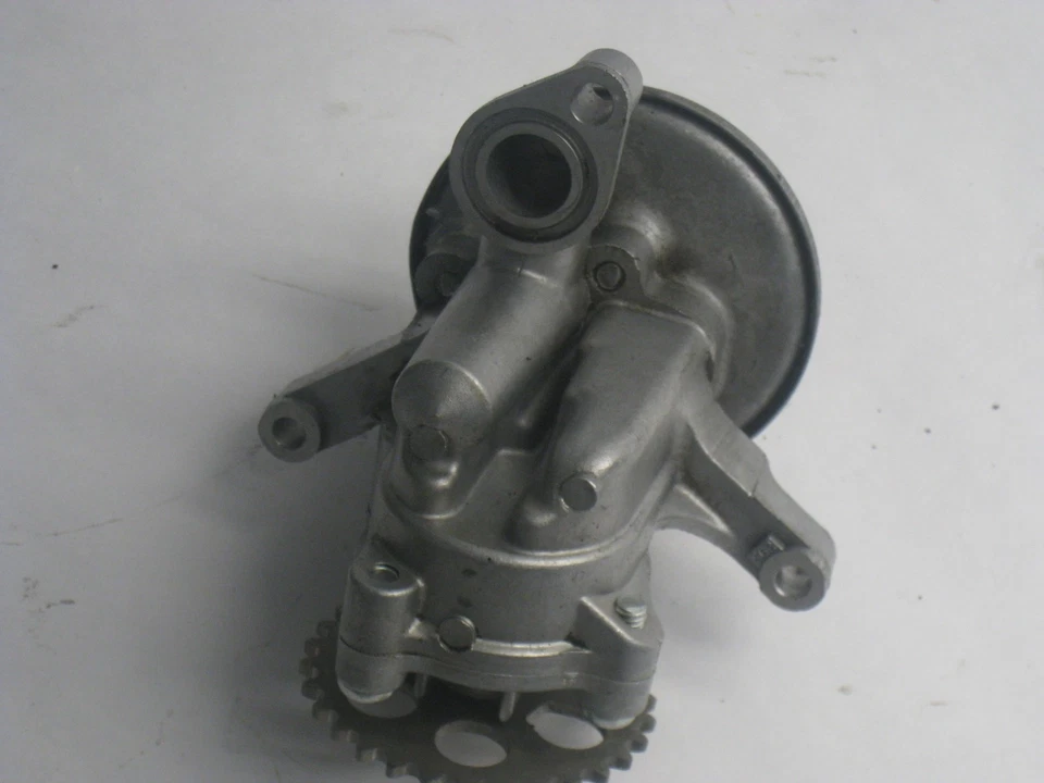 1983 YAMAHA XJ650 XJ 650 MAXIM ENGINE OIL PUMP WITH STRAINER SCREEN & FLUID GEAR - Image 2 of 4