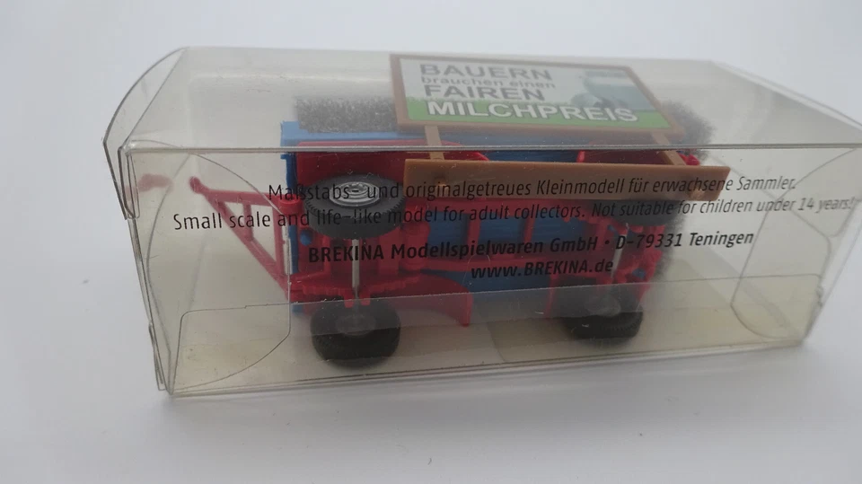 55236 Brekina Leichtanhänger mit Werbetafel und Kuh - Die faire Milch - 1:87 - Bild 4 von 4