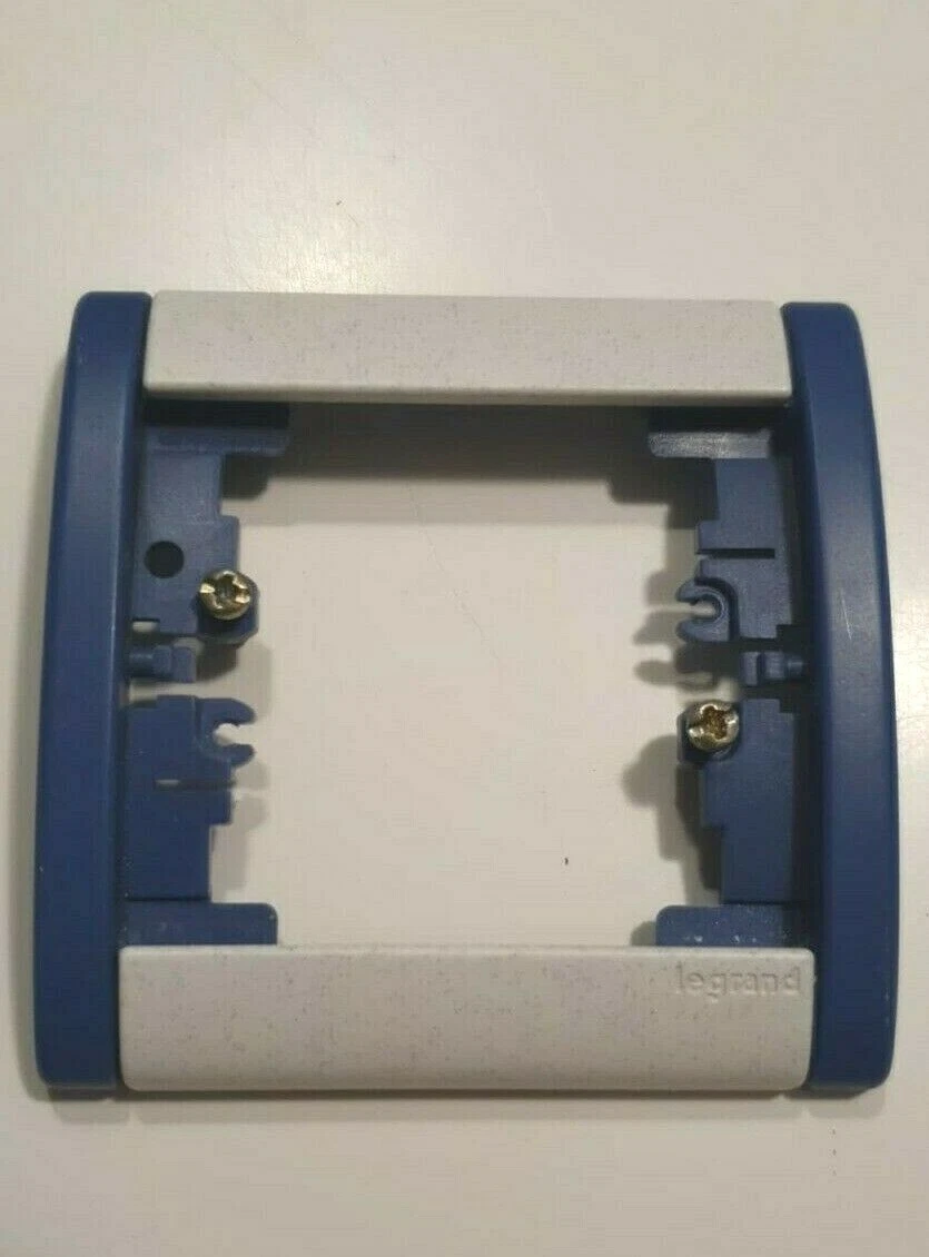 Enjoliveur De Prise Legrand Sagane - Blanc Moucheté, 2P+T - Occasion, état Correct