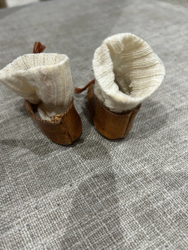 JOLIES CHAUSSURES ET CHAUSSETTES POUR POUPÉE ANCIENNE  - Photo 2/3