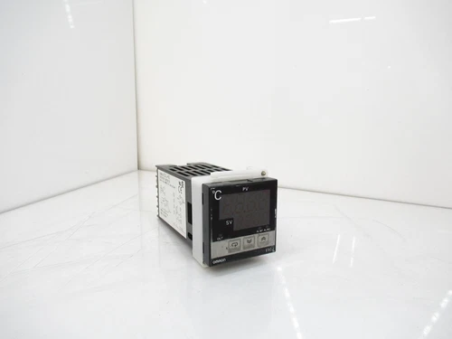 Omron E5CJ-R2 Temperature Controller, 100/200V AC