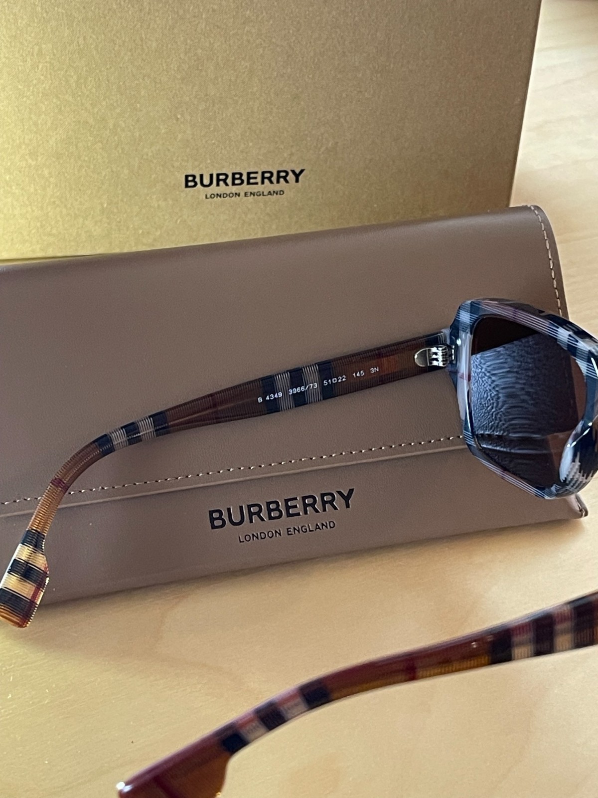 Burberry check pattern rectangular sunglasses - image 5