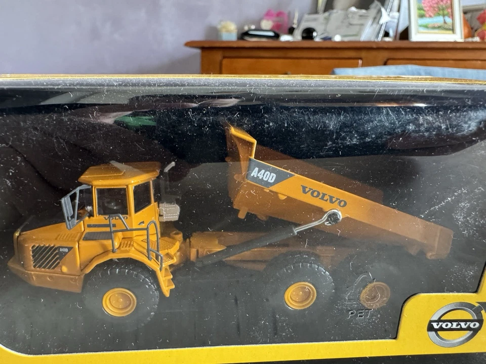 MEZZO DA LAVORO STRADALE CAMION RIBALTABILE VOLVO 1:87 NUOVO BOX DA COLLEZIONE - Immagine 2 di 4