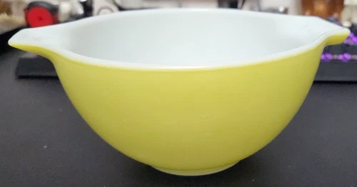 Vintage Pyrex Small Yellow Bowl, 1.5 PT, Excellent Condition