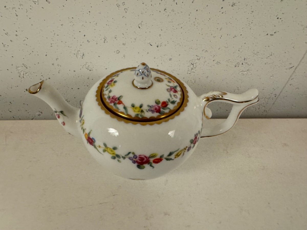 1985 Victoria & Albert Museum Franklin Mint Porcelain Chelsea