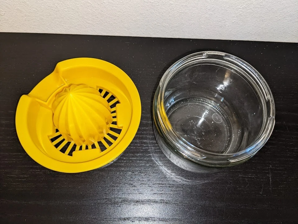 GEMCO Exprimidor de Cítricos Tarro Tapa de Plástico Amarillo con 2 Tazas Tarro de Vidrio De Colección En muy buena condición Foto 3 de 4