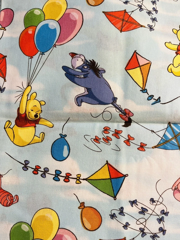 Globos y cometas Winnie The Pooh Windy Day tela de algodón calicó azul 32 x 44 pulgadas Foto 2 de 4