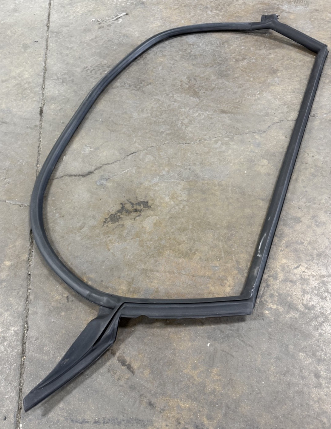 LAMBORGHINI HURACAN DRIVER LEFT SIDE DOOR RUBBER SEAL GASKET  4T8831707B