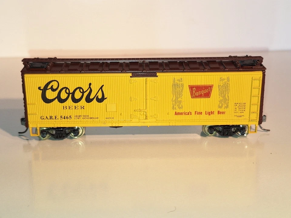 Athearn 40' Reefer, Coors Beer. Excellent cond. HO Scale. Metal Wheels. No Box - Image 3 of 4