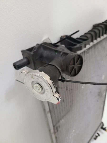 2008 08 09 2009 10 2010 2011 11 FORD FOCUS 2.0L Radiator 8S4Z8005A 08-11 - Image 2 of 4