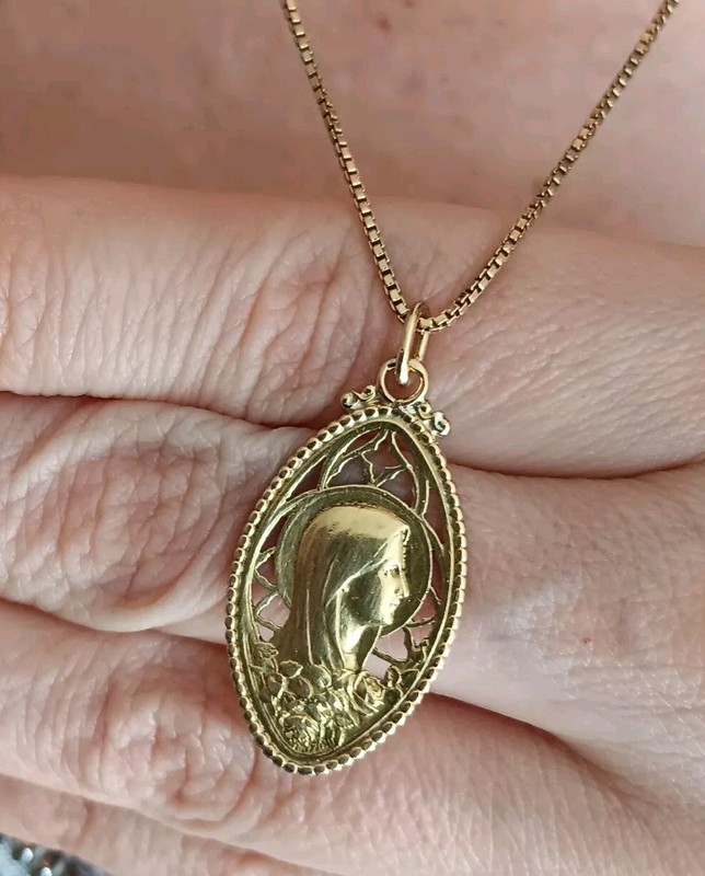 ANTIQUE 1922 FRENCH 18K GOLD VIRGIN MARY PENDANT IN OPEN WORK FRAME SIGN MAZZONI