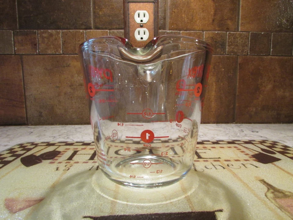 PYREX Vintage Glass Measuring Cup 2 Cup Red Letters - Image 3 of 4