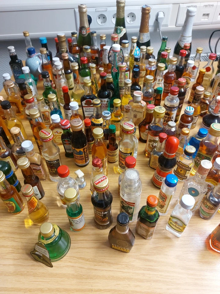 Miniatur Schnapsflaschen Sammlung 150 Stück Flaschen - Bild 3 von 4