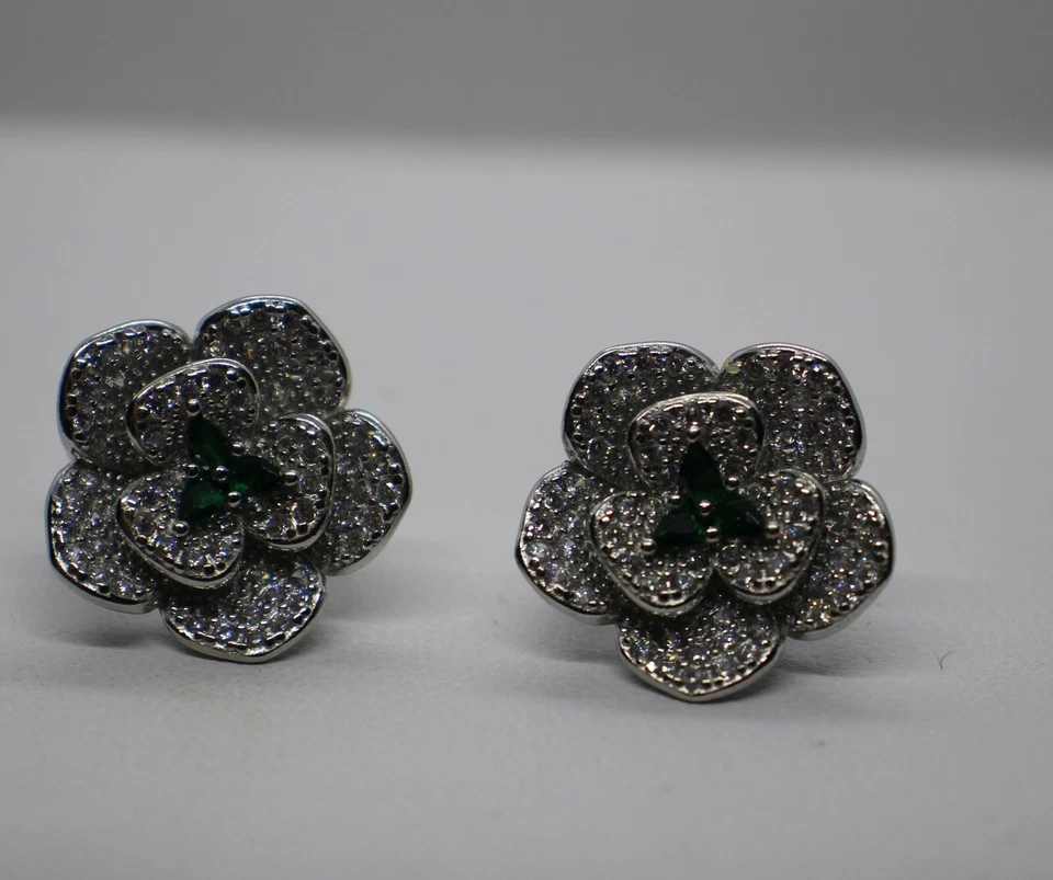 ORECCHINI CAMELIA FIORE ARGENTO ZIRCONI BIANCHI E SMERALDI CLIPS E PERNO MM 18 - Immagine 2 di 4