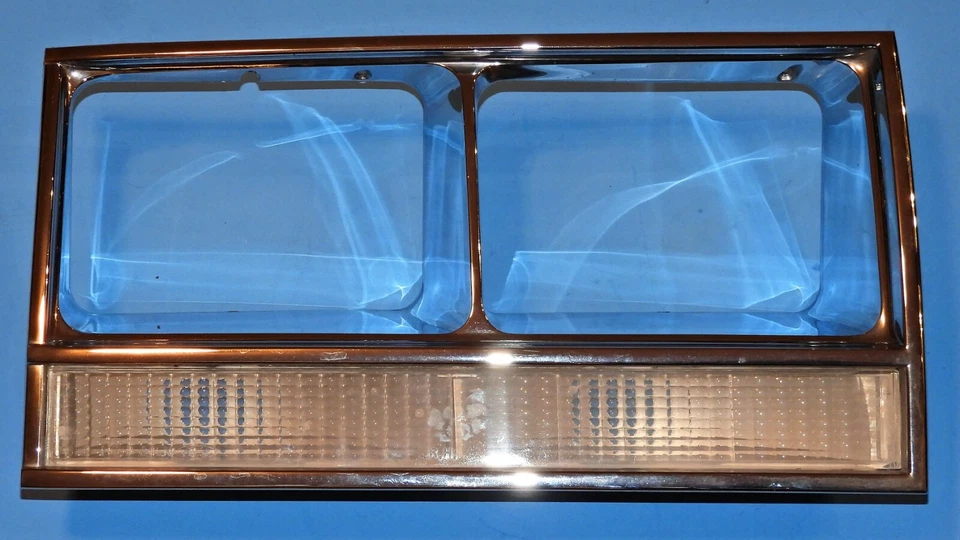 1984-87 Lincoln Continental Headlight Bezel w/Parking Light Lamp - VERY NICE -RH - Image 2 of 4
