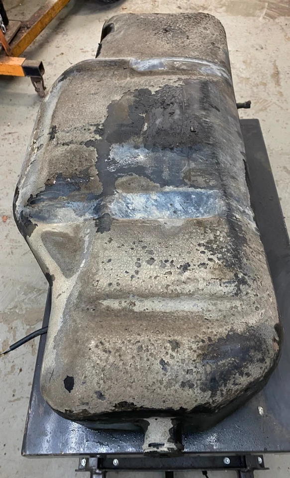 Tanque de combustible Saab 900.  1985 a 1989 Foto 2 de 4