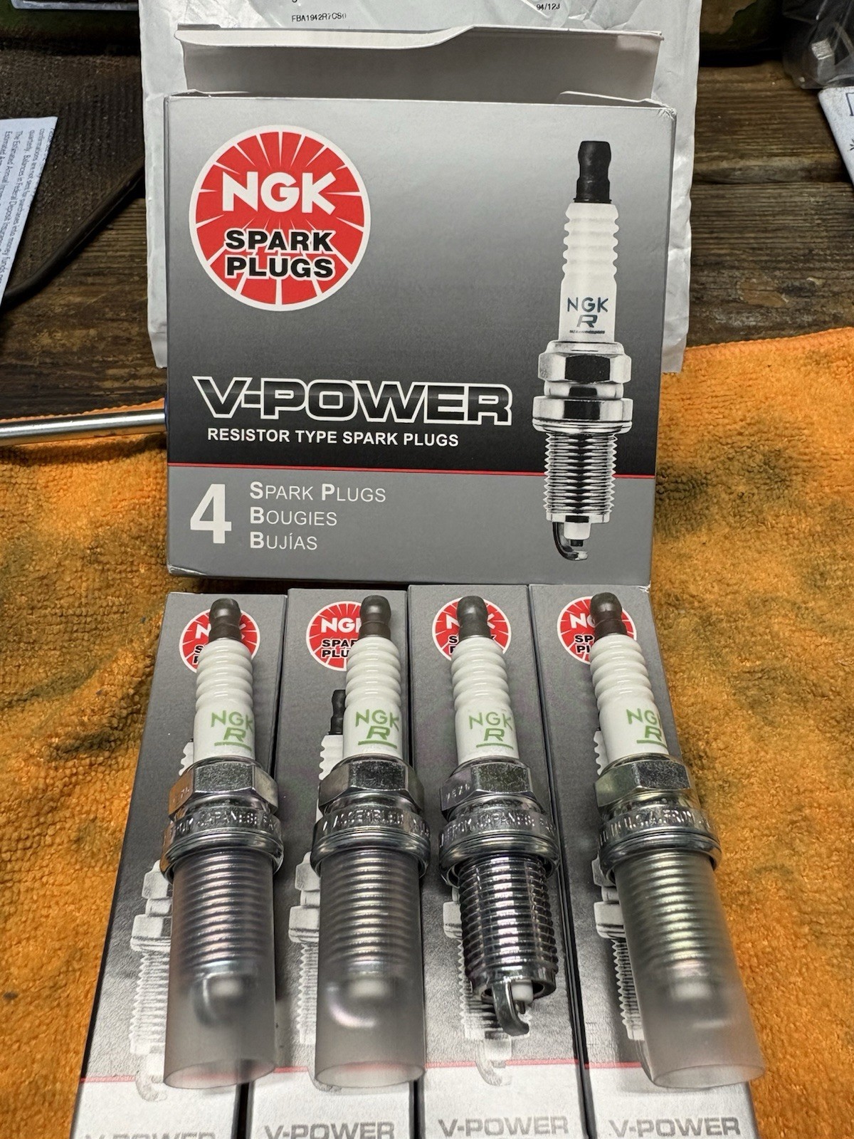 New NGK Set of 4 Spark Plugs BKR5E-11 Stock Number 6953