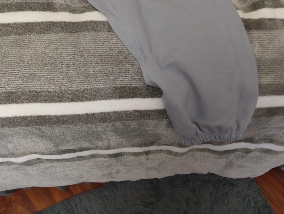 Pantalones Nike Edición Estándar XL Dri Fit, Gris Azulado En Color Con Letras Verdes Foto 3 de 4