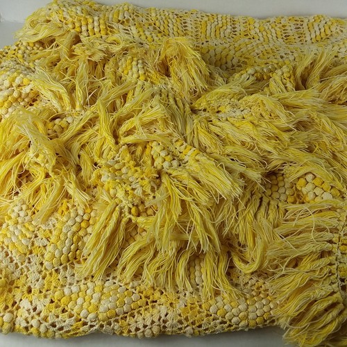 Colcha de ganchillo hecha a mano de colección cubierta amarilla con flecos 148 x 108 borde festoneado - Imagen 6 de 11