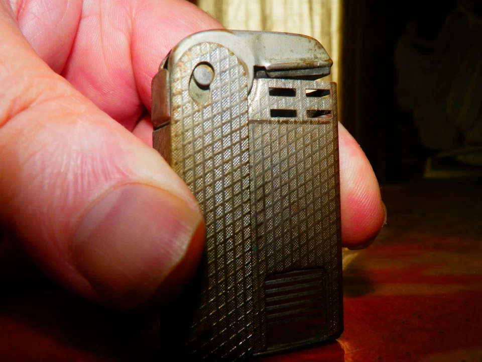 Encendedor Art Deco vintage ornamentado Regens exprimidor automático verde azulado años 30’s-40’s Foto 3 de 4