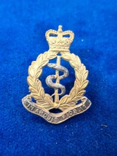 ROYAL ARMY MEDICAL CORPS OFFICERS SP GILT CAP BADGE QUEENS CROWN ORIGINAL