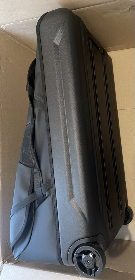 Maleta de viaje Thule grande con ruedas con abismo, negra 110L Foto 4 de 4