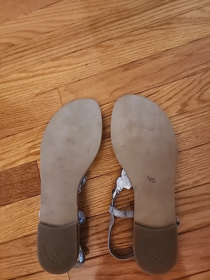 Sandalia Tanga Vince Camuto Erodite Mujer Joya Adornada Plana Talla 9 Foto 3 de 4