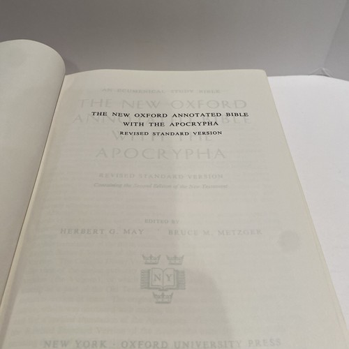 New Oxford Annotated Bible with Apocrypha (RSV) 1973 , An Ecumenical Study Bible - Picture 7 of 10