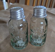 Colonial Tin Works Set of 2 Glass Mason Jar Salt and Pepper Shakers Brand New