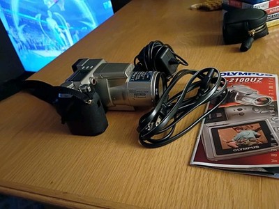 Olympus Camedia C-2100 UZ  2.1-megapixel super-zoom Digital Camera Lens Ex Cond.