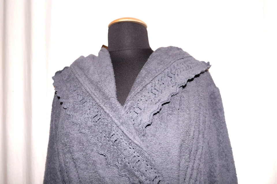 LUNA DI GIORNO Kapuzen Bademantel Saunamantel mit Lochstickerei grau L/XL NEU - Bild 4 von 4