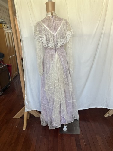 Maxi Abito Vintage anni '80 Night Moves in Pizzo Ruffle Vittoriano Lavanda Bianco Small - Foto 2 di 10