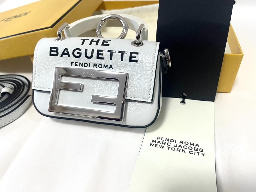 【新品未使用】FENDI MARC JACOBS Nano Baguette 白 Fendi by Marc Jacobs Nano Baguette Maxi Handle White Denim