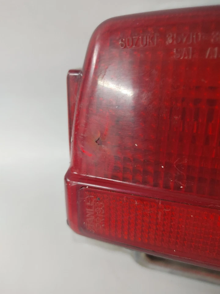 Задний стоп-сигнал 1983 Suzuki GS850GL 35720-49130-999 (трещины) - Изображение 2 из 4
